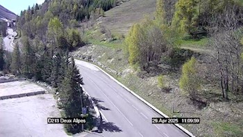 Webcam située à l'entrée de la station de ski des Deux Alpes. Vue orientée vers la station sur la D213