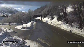 Webcam située à l'entrée de la station de ski des Deux Alpes. Vue orientée vers la station sur la D213