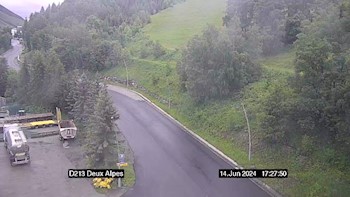 <h2>Webcam située à l'entrée de la station de ski des Deux Alpes. Vue orientée vers la station sur la D213</h2>
