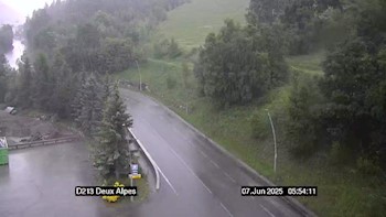 Webcam située à l'entrée de la station de ski des Deux Alpes. Vue orientée vers la station sur la D213