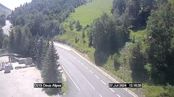 Webcam située à l'entrée de la station de ski des Deux Alpes. Vue orientée vers la station sur la D213