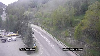 Webcam située à l'entrée de la station de ski des Deux Alpes. Vue orientée vers la station sur la D213