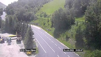 <h2>Webcam située à l'entrée de la station de ski des Deux Alpes. Vue orientée vers la station sur la D213</h2>